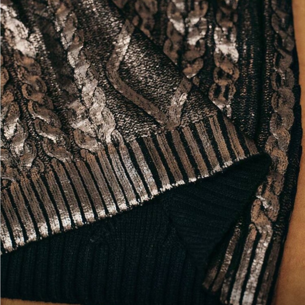 Chic Metallic Patterned Sweater - Picture 5 of 6